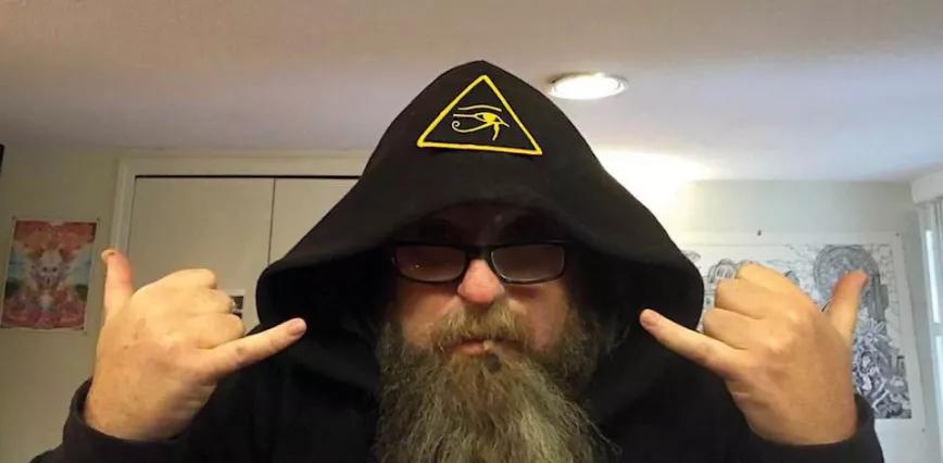 Chris Bennett, ser el historiador de la espiritualidad del cannabis no le hace perder el sentido del humor.