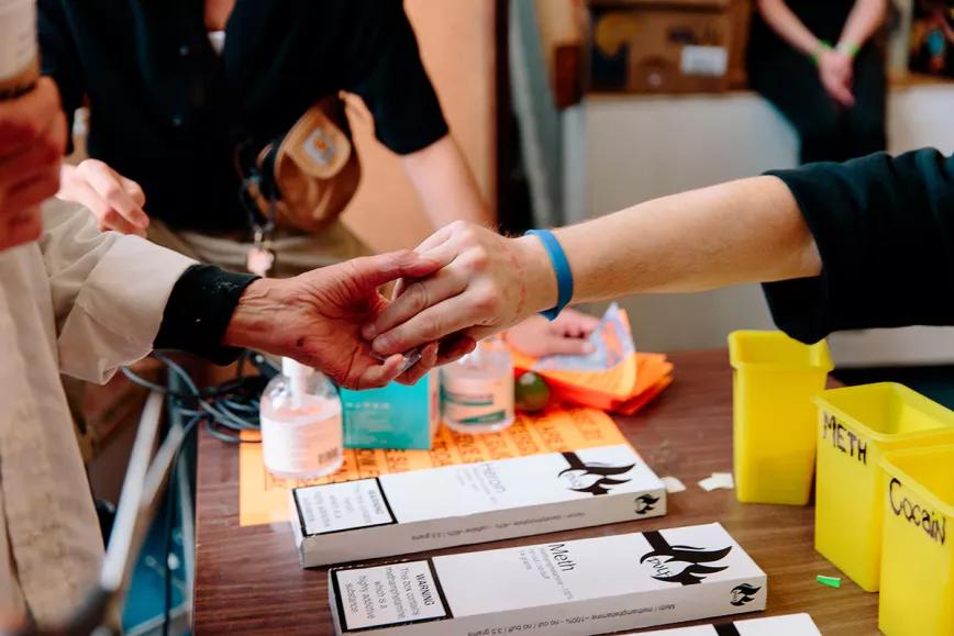 La policía allana la oficina del Frente de Liberación de Usuarios de Drogas (DULF)