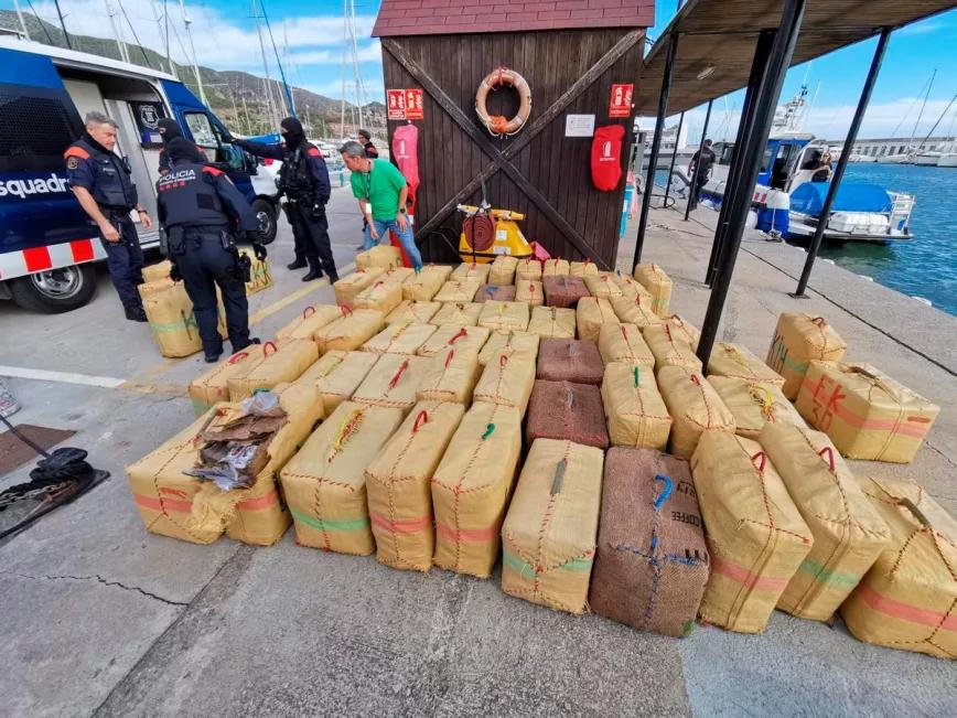 Detienen a un navegante que llegó a Sitges con 2 toneladas de hachís en un barco