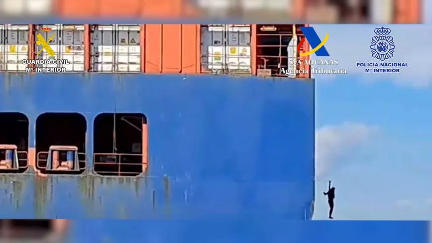 Viajaron de polizones desde Colombia con 100 kg de cocaína y los pillaron saltando al agua en Algeciras