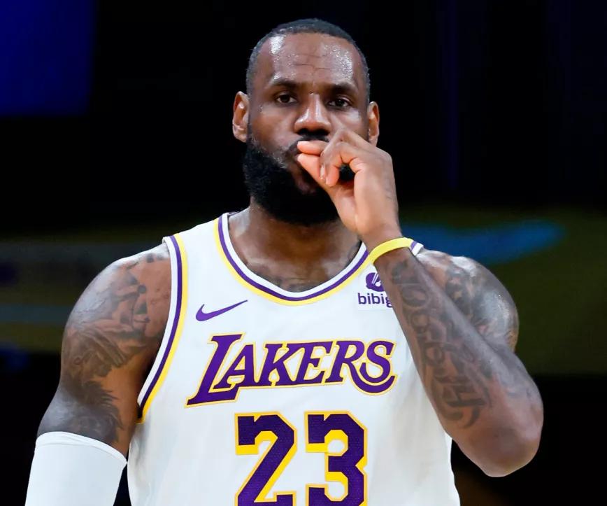LeBron James celebra un mate con el gesto de fumar y pasar un porro 