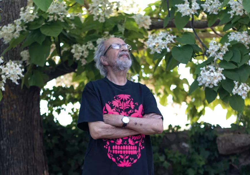 Antonio Pérez en su casa de Valencia de Alcántara.