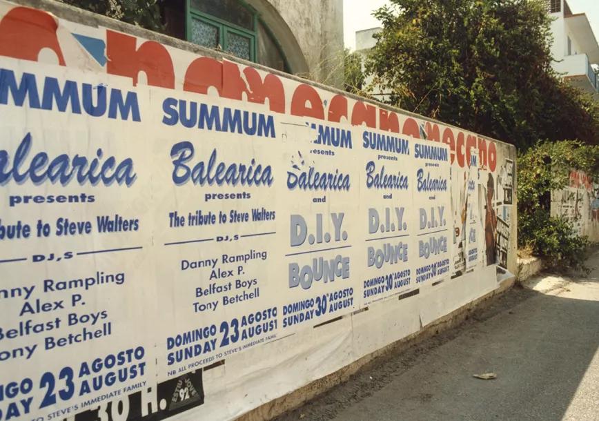 Carteles de una fiesta DiY en la discoteca Summum, en los muros de Sant Antoni de Portmany, Ibiza