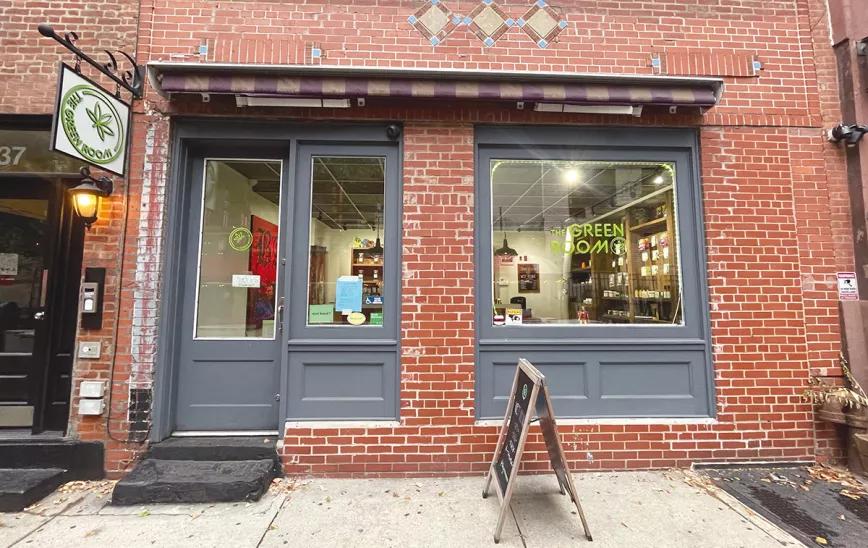 Encontrar CBD en flor en Manhattan es casi imposible. Después de preguntar en 20 dispensarios, encontramos The Green Room, especializado y con licencia para ello