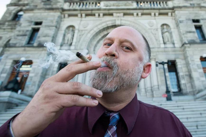 Dana Larsen o cómo acabar con la guerra contra las drogas vendiendo drogas ilegales 