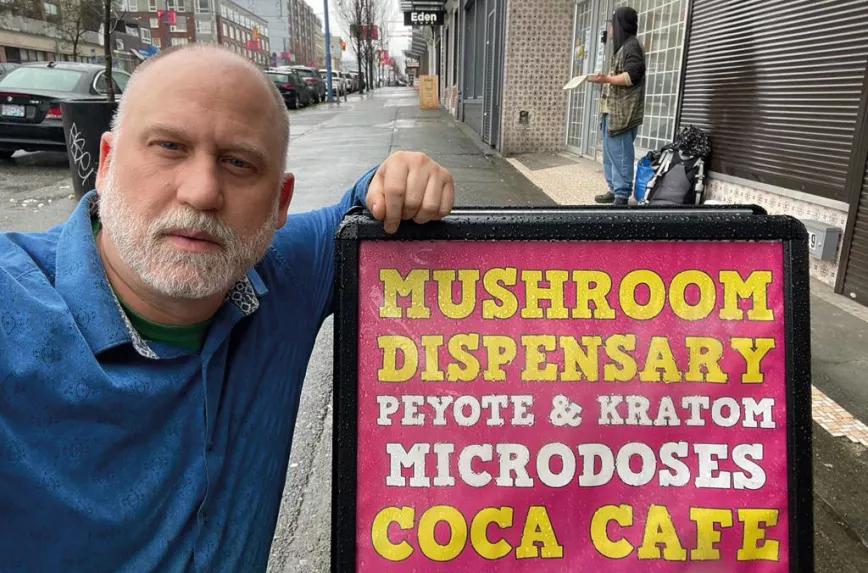Dana Larsen junto al cartel de uno de sus dispensarios en Vancouver.