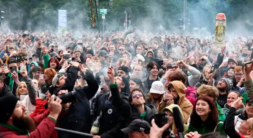 Cuatro mil personas festejaron el primer 4/20 legal de Alemania en la Puerta de Branderburgo
