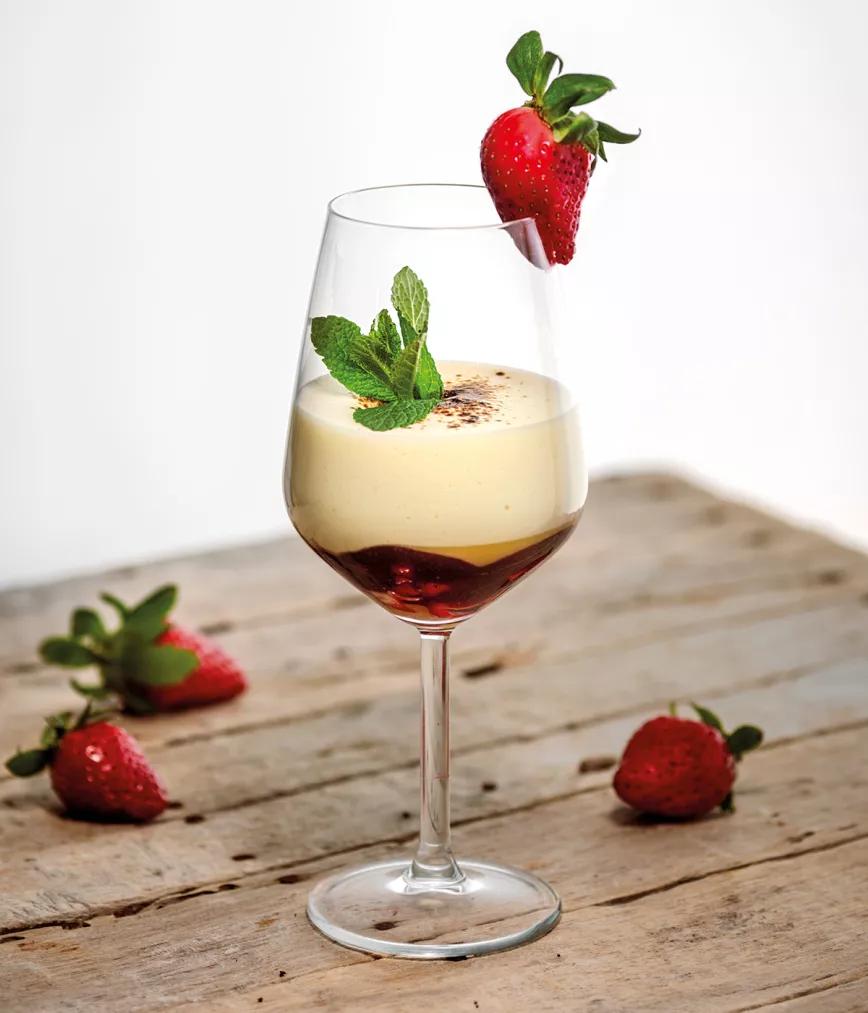 Sabayón de jerez con Eleven Roses, helado de vainilla y ‘coulis’ de fresas 