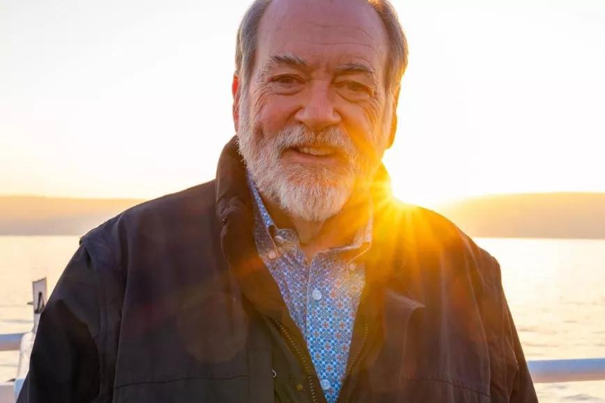 Un ex gobernador de Arkansas demandó a Facebook por falsas promociones de CBD