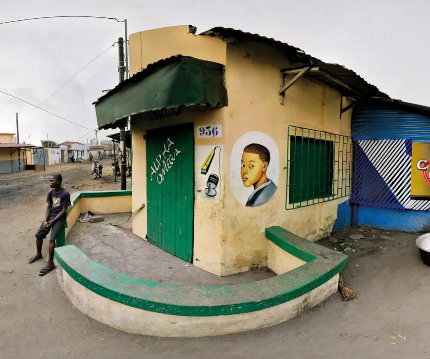 Un porro en Togo: peinados afro, historias que se repiten y un dios de tres penes