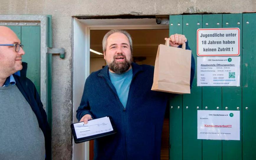 Michael Jaskulewicz fue el primer miembro del Cannabis Social Club Ganderkesee en recibir unos gramos de diferentes variedades de cannabis. 