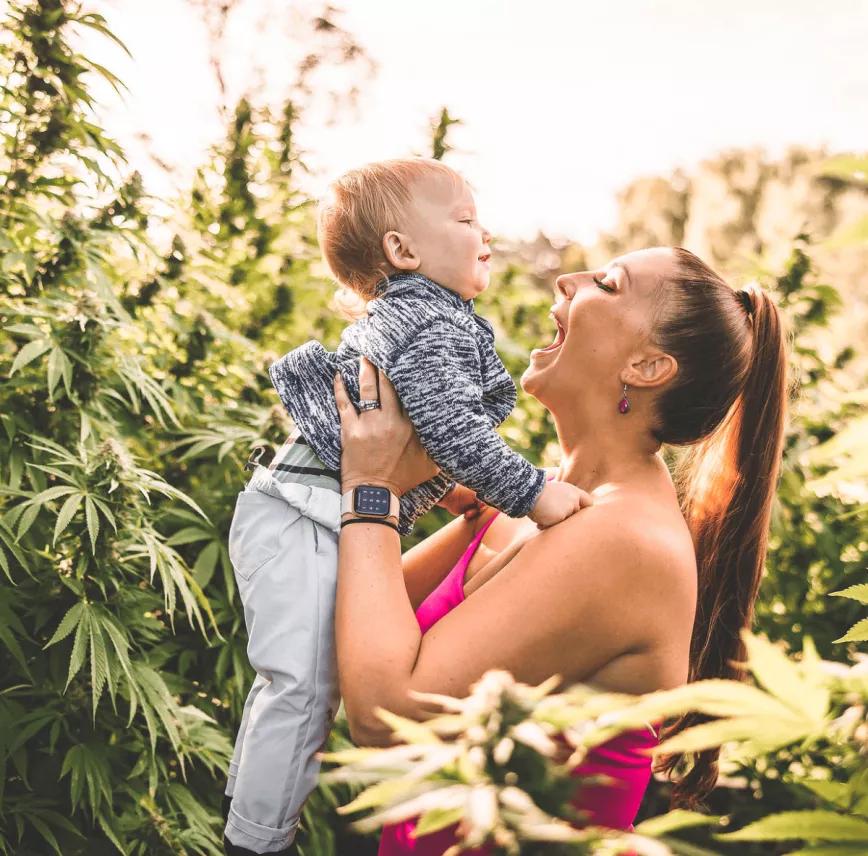 Usar cannabis sirve para ser “mejores madres” 