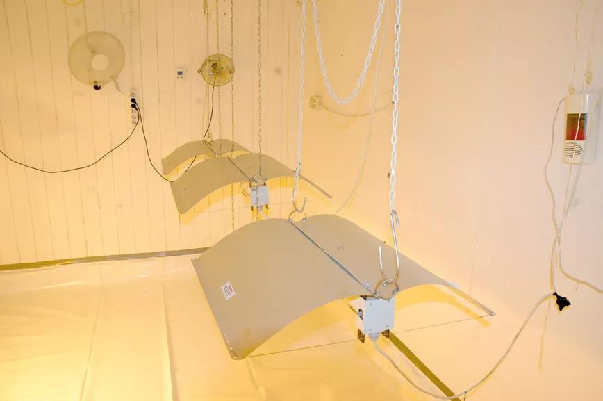 Usa alcohol y un trapo para limpiar el polvo, siempre con las lámparas apagadas y frías. 