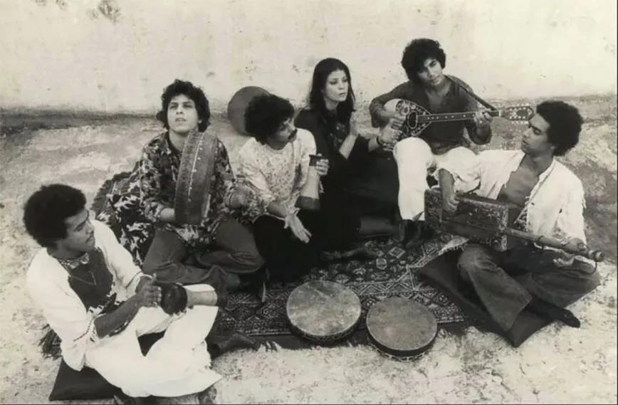 El grupo de música marroquí Jil Jilala tocando en 1975.