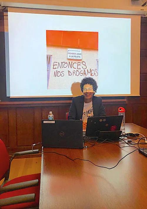 Yasmina D. Aidi durante la lectura de su tesis