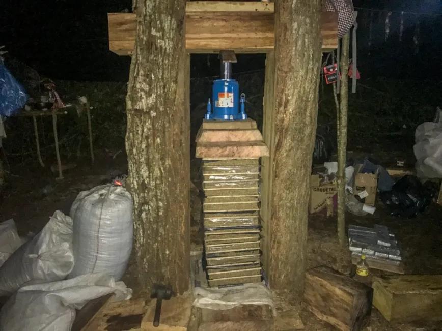 Bloques de cinco kilos de marihuana en el “reprensado”.