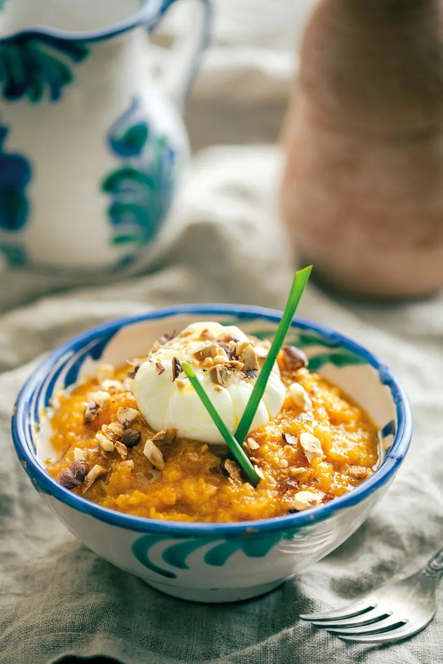 Fritá de calabaza andalusí con huevo poché y avellanas tostadas 