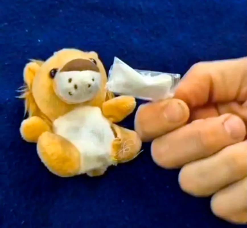 En un narcopiso ocultaban droga en peluches y caramelos