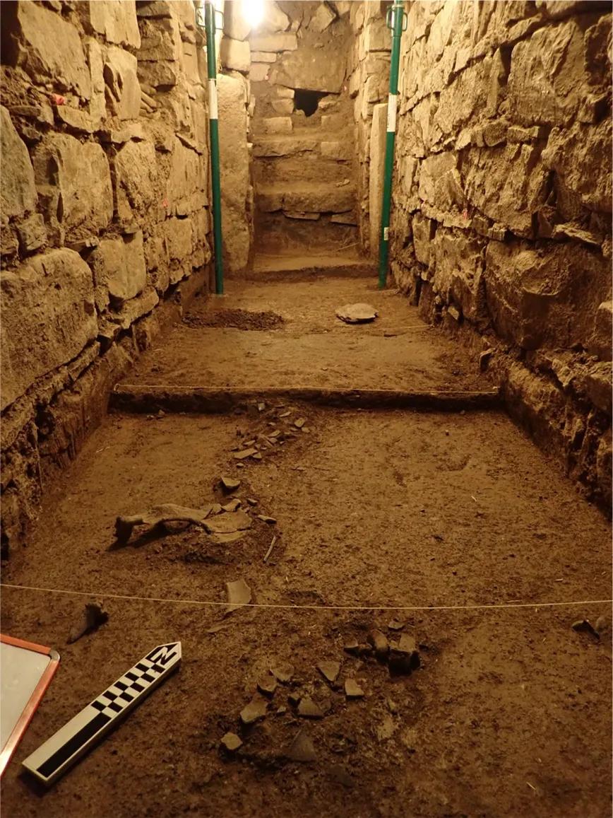 Cámara ceremonial sellada bajo el templo de Chavín, que contenía 23 artefactos rituales entre los que se cuentan cucharas de concha, tubos de hueso de ave, morteros y pigmentos minerales.
