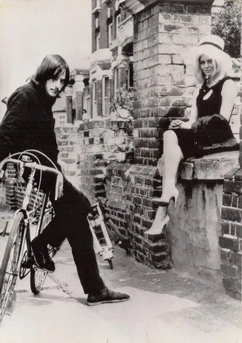 Michael Chaplin y April Wilding se toman un descanso en una calle londinense cerca de Hempstead Heath en 1965.