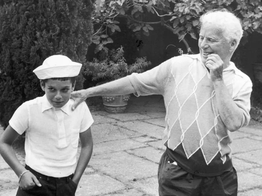 Michael y Charlie Chaplin en su casa de Suiza, hacia 1957.