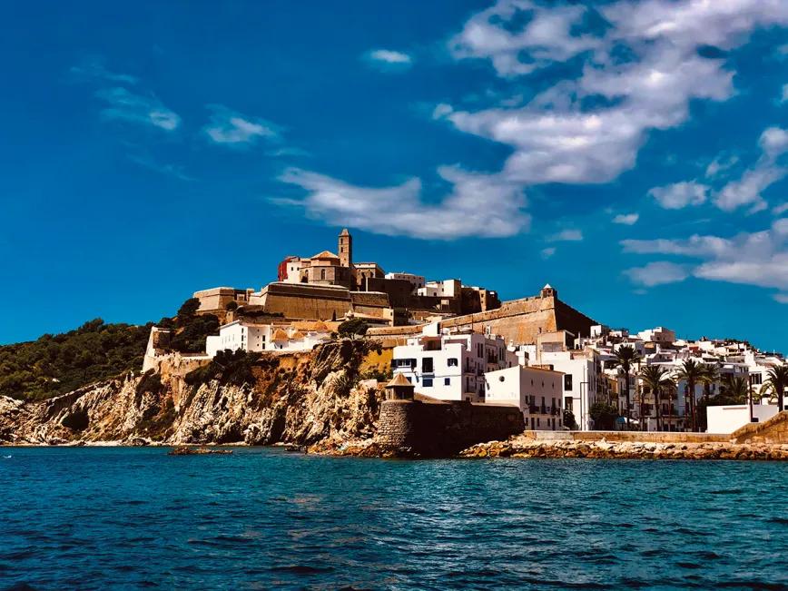 Un porro en Ibiza: entre resinas y la experiencia auténtica