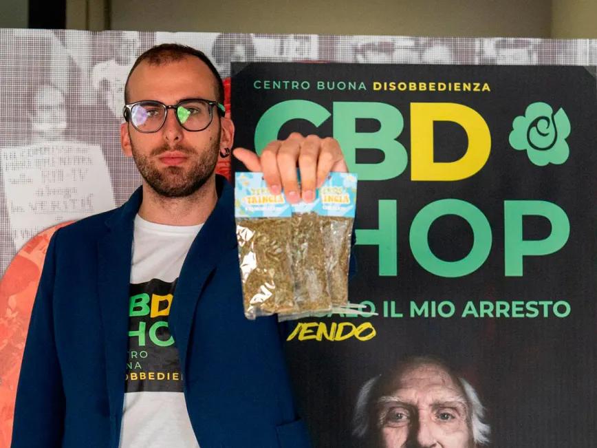 Desobediencia civil: dirigente político abre tienda de CBD en Italia
