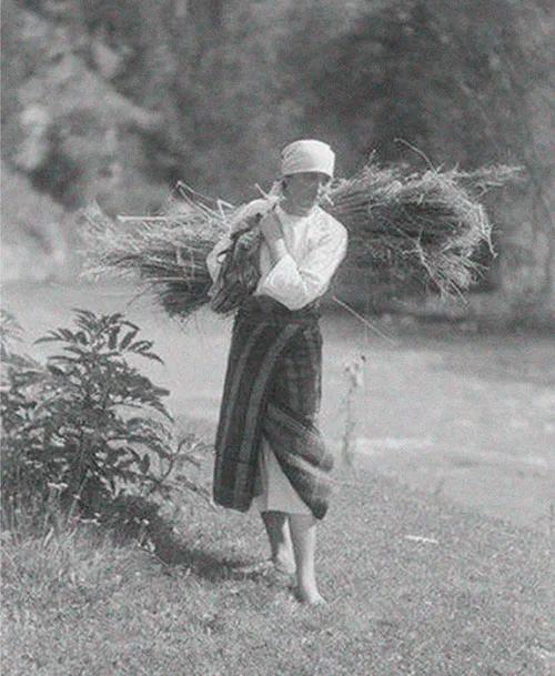Mujer cargando cáñamo. Neamt, Moldavia, 1930. Foto de Adolf Chevallier.