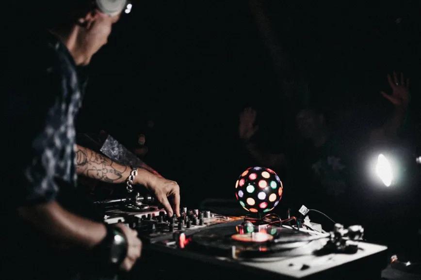  DJ pinchando en la free party celebrada en Coll de l’Alba (2021)