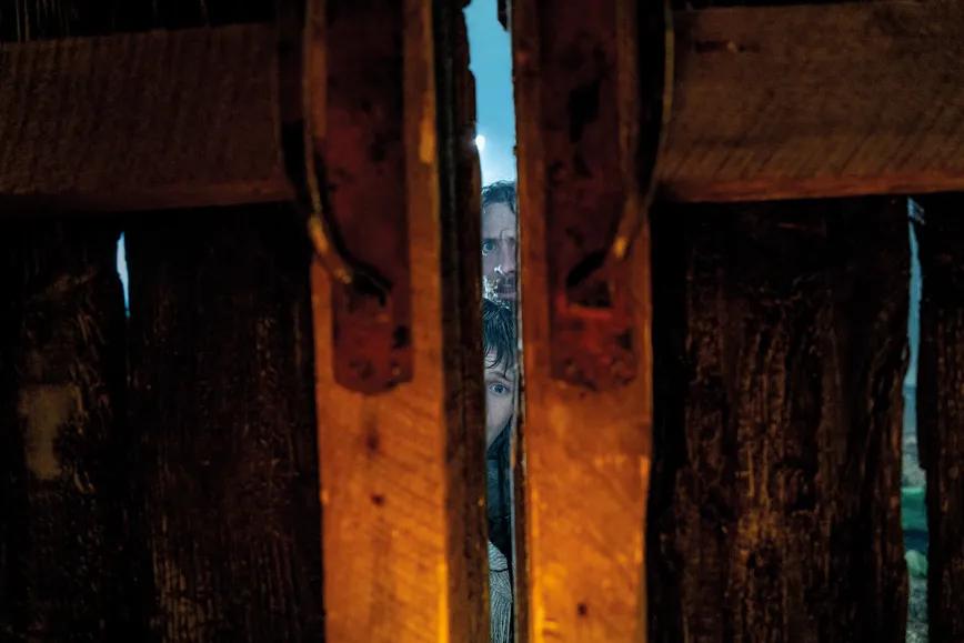 ¿Sobrevivirán Jamie (Aaron Taylor-Johnson) y su hijo Spike (Alfie Williams) a la invasión zombi en 28 años después?