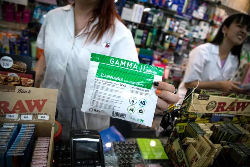 Uruguay actualiza los precios del cannabis de uso adulto dispensado en farmacias