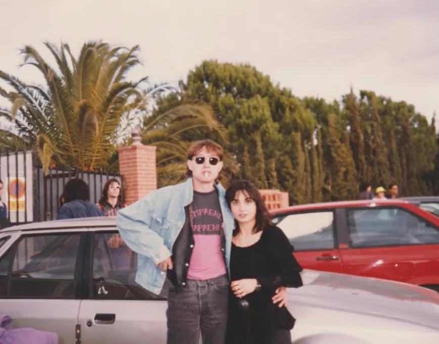 Josep Viñas y Tere Abadie, los padres de Laia Viñas retratados años antes de serlo (circa 1994) en el parking de la discoteca Plató, en Alcanar Platja, una de las principales salas catalanas en su momento y primera parada en el descenso hacia la carretera del Saler.