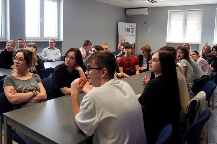 Jóvenes polacos reclaman educación sobre drogas y salud mental