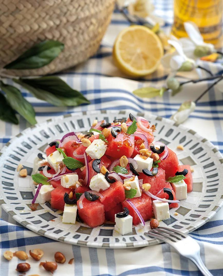 Ensalada de sandía y queso feta con frutos secos y hierba muy buena 