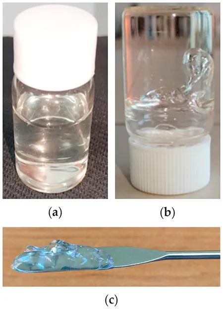 Aspecto macroscópico del hidrogel HA-Ag-CBD en estado líquido ( a ) y gelificado ( b , c )