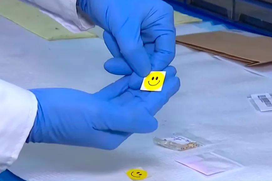 Alerta por stickers con drogas en Chile revela vacíos en comunicación de riesgos