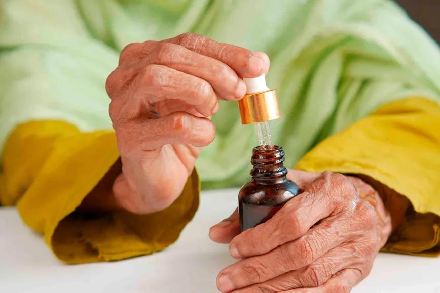 Cannabinoides y envejecimiento: balance de evidencias y precauciones