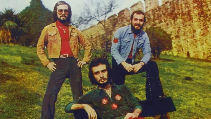 3 Hür-EL, uno de los grupos más señeros de la psicodelia turca, formado por los hermanos Onur Hürel, Feridun Hürel y Haldun Hürel. 