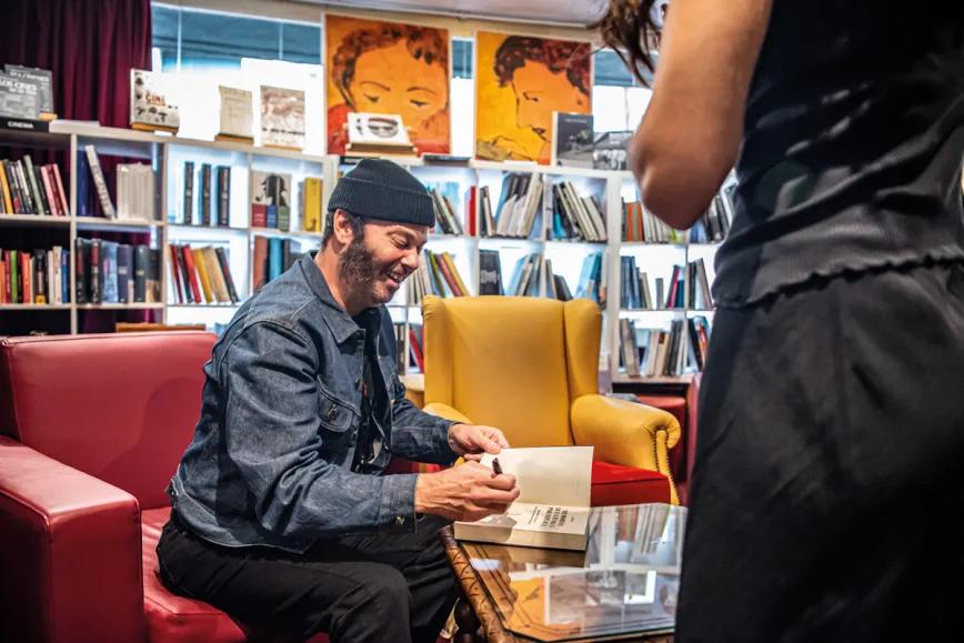 Joel Gion firmando ejemplares de sus memorias en Barcelona.