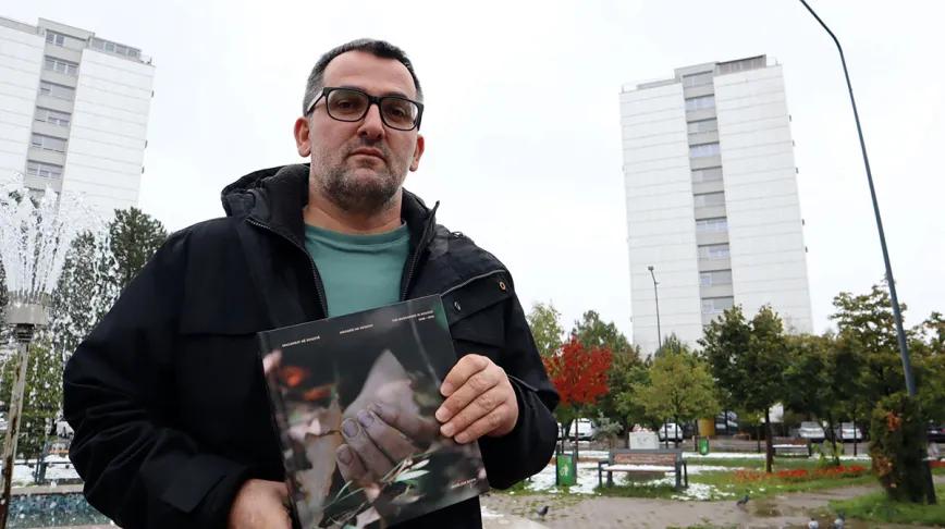 Shkëlzen Gashies un intelectual liberal e independiente marginado de los circuitos oficiales por cuestionar la obligatoria pleitesía a los héroes y a los caídos en la guerra.