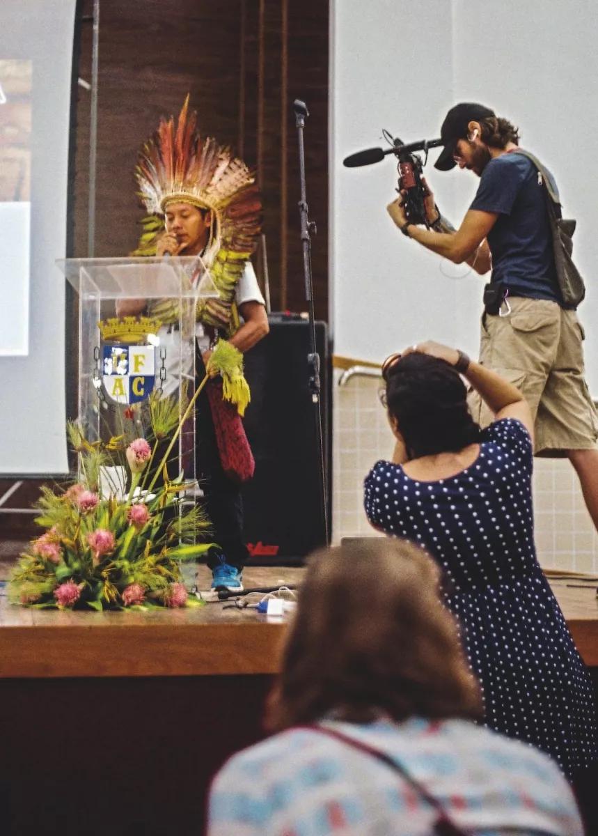 Ninawa Huni Kui, líder Hunikuin, durante la lectura del manifiesto de los pueblos indígenas.