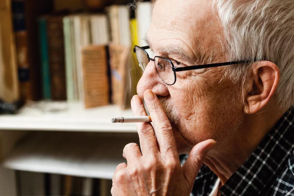 Escohotado en su estudio, entre libros y humo.