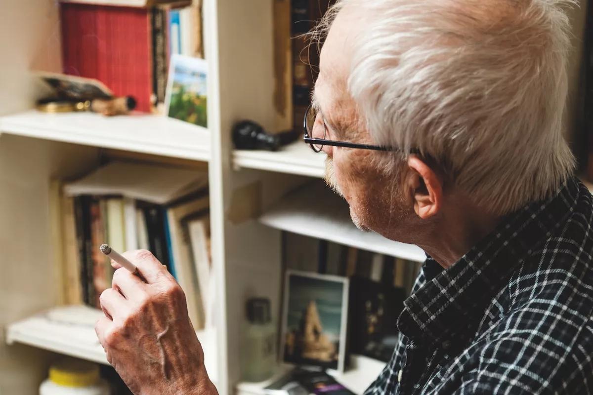Escotado fumando en su estudio