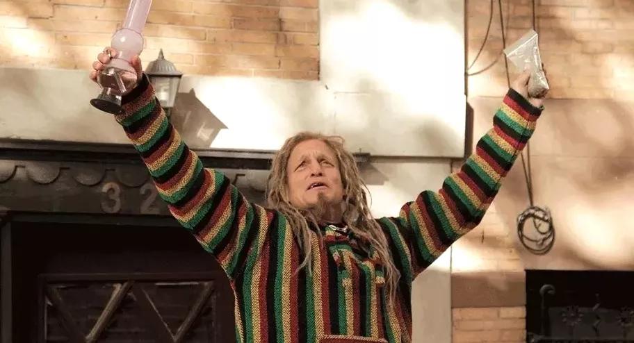 Woody Harrelson vuelve al cannabis y es gracias a Willie Nelson