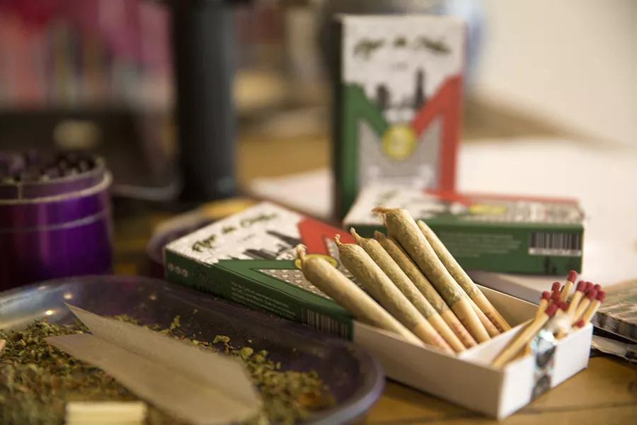 Flor de Caña es la primera marca de cigarrillos preenrollados con marihuana que se fabrica y distribuye en México.