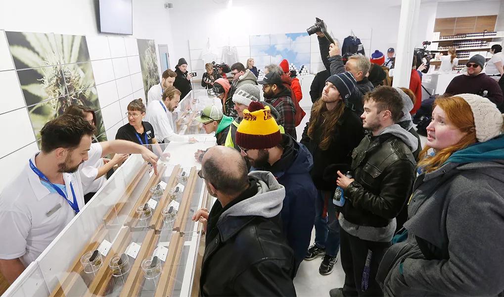 Colas para comprar la primera marihuana recreativa legal en Canadá
