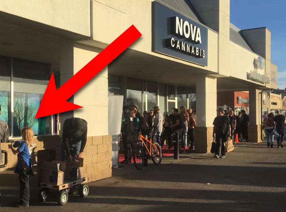 Girl Scout de 9 años vende todas sus galletas a las puertas de un dispensario