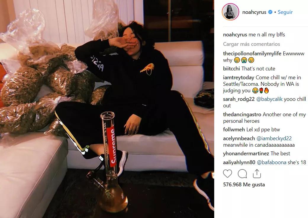 Noah Cyrus se fotografía rodeada de marihuana
