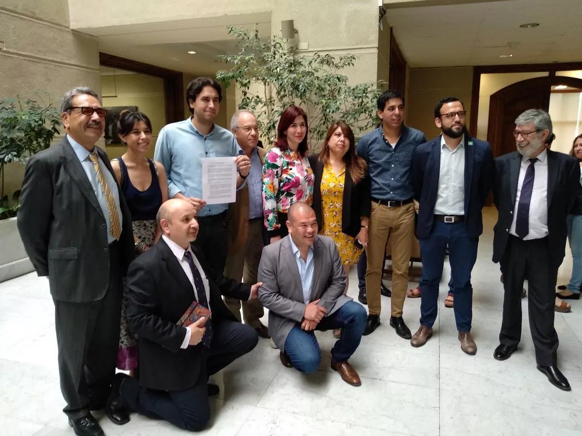 Miembros del Partido Liberal tras presentar el proyecto de regularización del cannabis. 