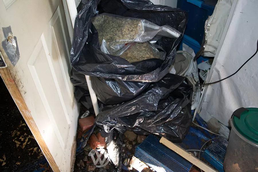 Coche se estrella contra una casa y se descubre un alijo de marihuana